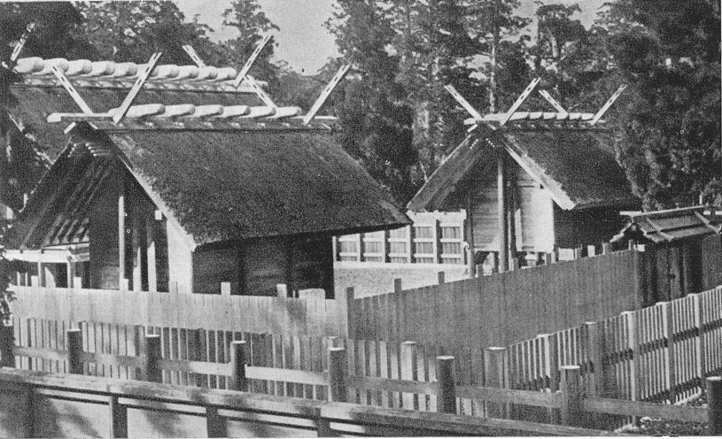 Исе. Святилище Найку. Вид участка, окруженного четырьмя оградами, с северо-восточной стороны