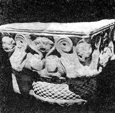 Храм Сурх-Котал, II в. Капитель, найденная близ Сурх-Котала