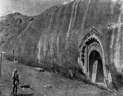 Горы Барабара. Ломас Риши. Чайтья, высеченная в скале, III в. до н. э. Общий вид