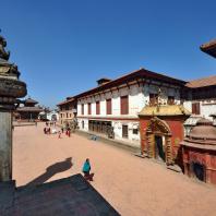 Непал, Бхактапур (Бхадгаон), ансамбль дворцовой площади (дюрбар). Дворец «пятидесяти пяти окон» Бхупатиндры Маллы и его статуя
