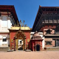 Непал, Бхактапур (Бхадгаон), ансамбль дворцовой площади (дюрбар). «Золотые ворота»