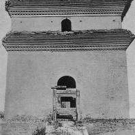Рис. 20. Сяо-янь-та („Малая пагода диких гусей“). VIII в. н. э. Три нижних этажа