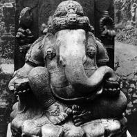 Ганеша. Чанди Сингосари. Камень. Выс. 154 см. XIII в. Лейден. Музей