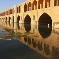 Мост Поле-Хаджу через р. Зандеруд, Исфахан, Иран (XVII вв.)