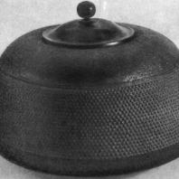 Котелок для чайной церемонии «Ондзёдзи». Железо. XVI в. Национальный музей, Токио
