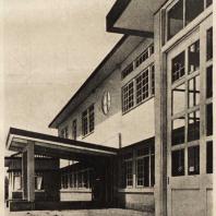 92. Художественная школа в Осака. Южная сторона и вход. Архитектор Ито Масабуми. 1927—1929 гг.