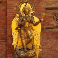 Непал, Лалитпур (Патан), парадная дворцовая площадь (дюрбар), вход в королевский дворец XVI в. Бронзовая скульптура Джамуны