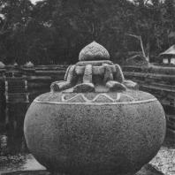7. Каменная ваза у царской купальни в Анурадхапуре. II—I вв. до н. э.