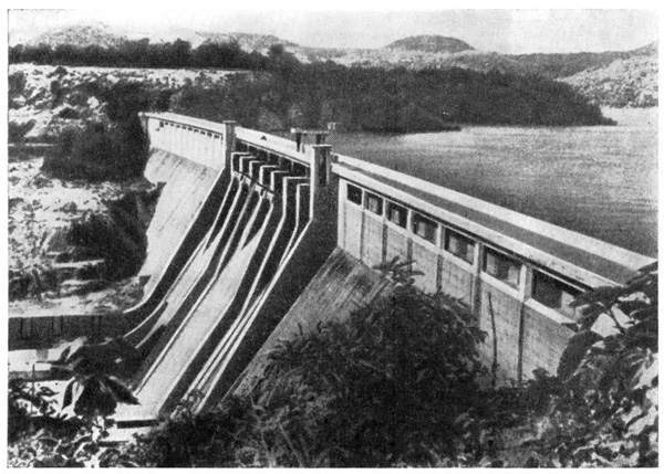Штат Бомбей. Вид на плотину и искусственное озеро Танза, 1955 г.