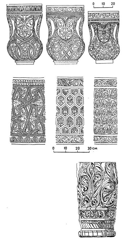Хива. Джума-мечеть. Деревянные колонны, X—XI вв. Капитель, фрагменты стволов, базы