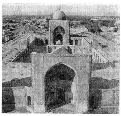 Бухара. Мечеть Калян, XV в. Общий вид с портала медресе Мири-араб