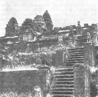 11. Яшодхарапура. Пном Бакхенг, 893 г. Перспектива центральной лестницы