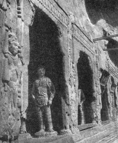 9. Провинция Ганьсу. Храм Майцзишань, 566—568 гг. Фрагмент пещеры