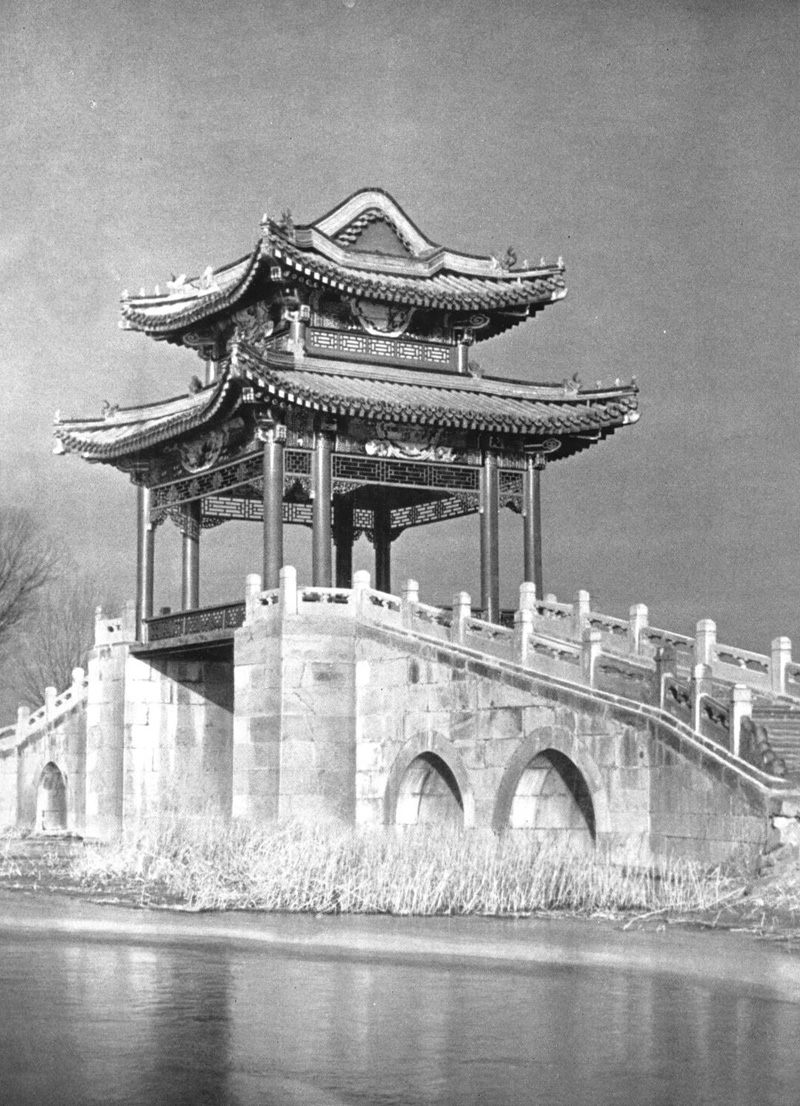 Пекин. Парк Ихэюань. Беседка на мосту 