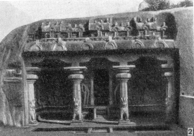21. Мамаллапурам. Храмы типа мантапам (террасы со святилищем), высеченные в скалах, VII в.: 2 — мантапам Вараха. Общий вид