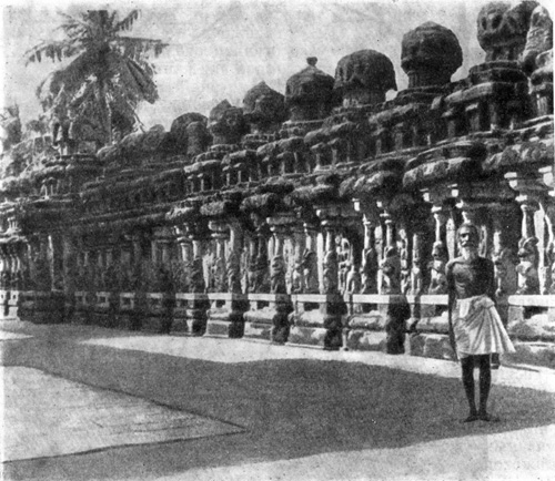 26. Канчипурам. Храм Кайласанатха, VIII в. Внутренний двор храма, окруженный святилищами (фото автора)