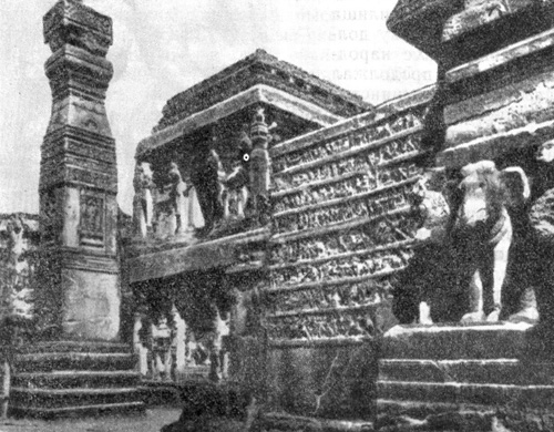 30. Эллора. Монолитный храм Кайласанатха, 750 г. Вид со стороны внутреннего двора