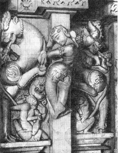38. Кхаджурахо. Храм Лакшмана, X в.: рельеф в интерьере, апсара и леогриф