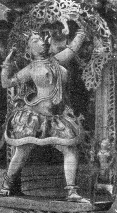 44. Белур. Храм Ченнакесава, XII в. Консоль с фигурой апсары в интерьере храма