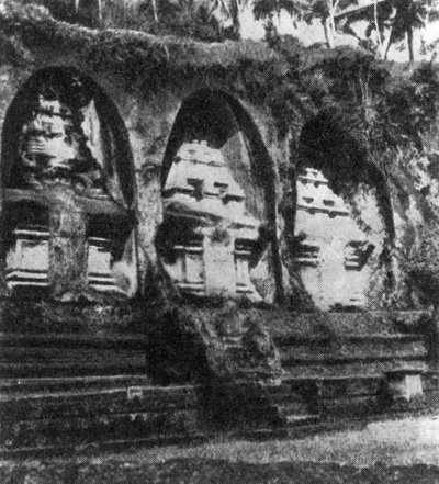 19. Бали. Комплекс «Королевских могил» в Тампаксиринге. Пещерные чанди, XI в.