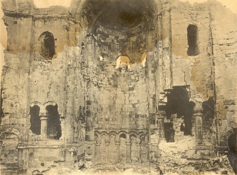 23. Бана. Развалины храма. Вид на алтарную абсиду