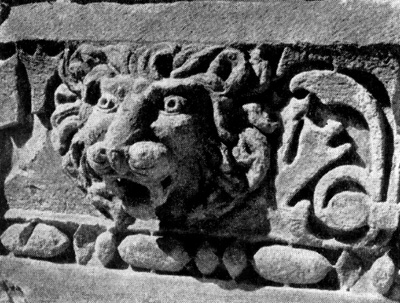 Гарни. Языческий храм. Голова льва на карнизе