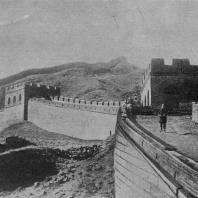 Рис. 2. Часть Великой китайской стены с башнями. III—XV в. н. э.