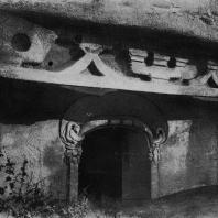 Рис. 13. Вход в пещеру в Дянь-лун-шань. VI в. н. э.