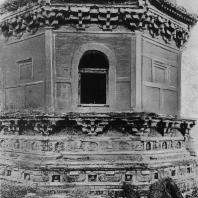 Рис. 14. Бэй-та („Северная пагода“). Деталь. VIII в. н. э.