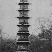 Рис. 30. Железная пагода в Тан-ян. Южный Китай. 923 г. н. э.