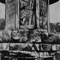 Рис. 32. Пагода Ци-ся-сы близ Нанкина. X в. н. э. Деталь