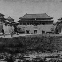 Рис. 46. Внутренние ворота бывшего императорского дворца в Пекине