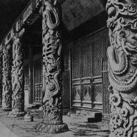 Рис. 50. Колонны с драконами в храме Конфуция в Цюй. Начало XVI в.
