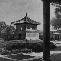 Рис. 68. Храм Дун-хуан-сы. XVII в. Колокольная башня