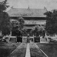 Рис. 70. Храм Дун-хуан-сы. XVII в. Главный храм