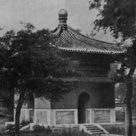 Рис. 71. Храм Дун-хуан-сы. XVII в. Западный храм с посвятительными стелами