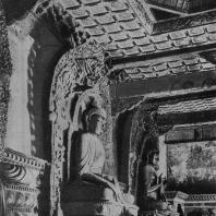 Рис. 75. Храм Дун-хуан-сы. XVII в. Внутренний вид главного здания