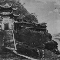 Рис. 79. Монастырь Бань-бянь на реке Минь в провинции Сычуань