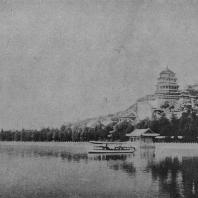 Рис. 82. Павильон в летнем дворце близ Пекина