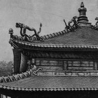 Рис. 87. Жэхэ. Храм Пу-ло-сы. Деталь бронзовой позолоченной крыши. XVIII в.