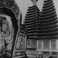 Рис. 89. Би-юнь-сы близ Пекина. Пагода 1749 г. Верхняя платформа пагоды