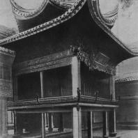 Рис. 106. Театр клуба фуцзянцев в г. Нинбо в провинции Чжэ-цзян