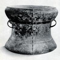 Барабан типа Хегер I из Семаранга. Бронза. Выс. 48,5 см, диаметр тимпана 60 см. Вторая половина I тыс. до н. э. Ява. Джакарта. Национальный музей