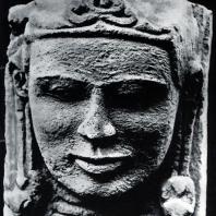 Голова Бхимы. Фрагмент декора чанди Бхимы. Выс. 26 см. VIII-IX вв. Джакарта. Национальный музей