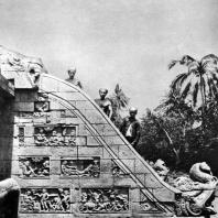 Боковая стена лестницы чанди Мендут. VIII-IX вв. Долина Кеду. Центральная Ява