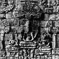 Боковой рельеф с изображением Бодхисаттвы Кхагарбхи. Южная стена целлы чанди Мендут. Выс. фигуры 157 см