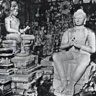 Будда и Авааокитешвара. Статуи в интерьере чанди Мендут. Камень. VIII-IX вв.