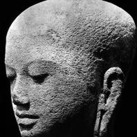 Голова монаха. Фрагмент статуи из чанди Плаосан. Камень. Выс. 27 см. IX в. Джакарта. Национальный музей