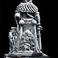 Статуя стража со спины. Камень. Главный чанди комплекса Панатаран. XIII-XIV вв.