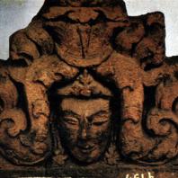 Декоративный рельеф с изображением головы. Терракота. XIV в. Травулан. Восточная Ява. Джакарта. Национальный музей